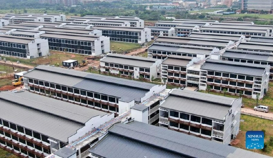 位于广州市白云区钟落潭马沥居地块的广州市国际健康驿站(9月17日摄,无人机照片)。新华社记者 卢汉欣 摄