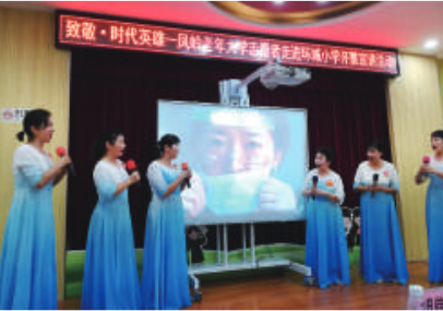 凤岭老年大学志愿者在表演小组唱《天使的身影》