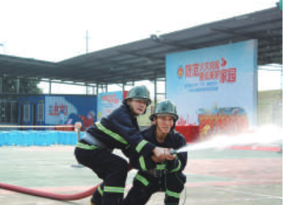 参赛的社区义务消防员们在比赛过程中团结协作，争当消防技能能手。