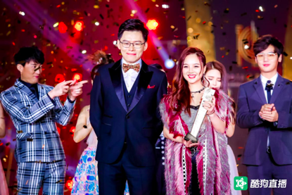 (酷狗直播CEO为歌手姝羲颁发MVP奖杯)