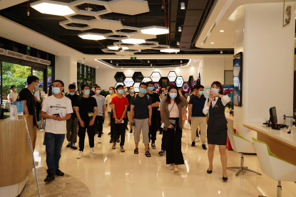 企业与选手代表参观深圳湾<a href=http://www.newskj.org/news/kjxx/ target=_blank class=infotextkey>科技</a>生态园