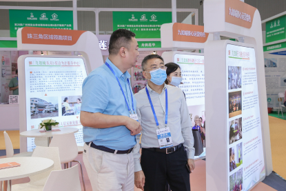 （九如城珠三角区域公司总经理杨奇向董事长谈义良介绍区域发展情况）