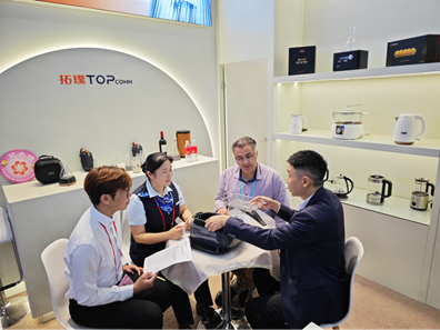 建设银行广交会支行工作人员服务广交会参展企业