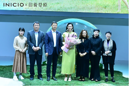 超模孙一超与广东印象派服装有限公司创始人李总、总经理陶总、植物染色工程师张朝清先生、客户代表候红骏女士、黄冬华女士、张晓燕女士、合影留念。