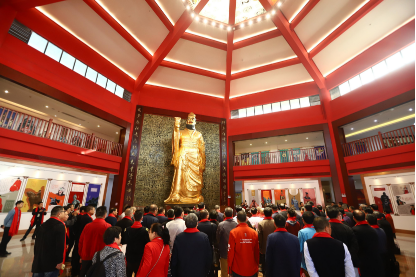 与会人员瞻仰刘邦塑像
