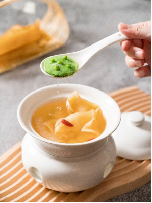 鲜莲子竹笙炖花胶