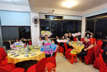 来自广州、佛山、中山、江门等地的美食、旅游大V及其粉丝组成的美食体验团打卡稔海美食