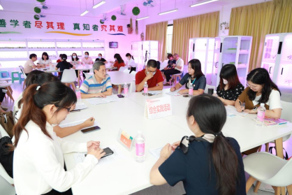 教研员和老师们一起分享课程教学改革心得