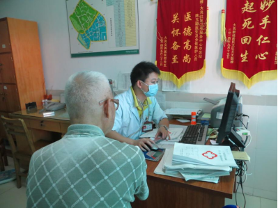陈玉聪为患者诊断病情
