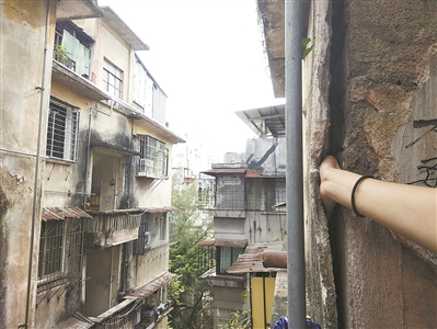 广州日报全媒体记者日前走访竹丝岗北直街，看到老建筑外立面存在脱落现象。