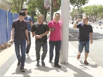 嫌疑人马某带着民警在作案地点进行辨认。