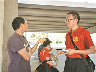 志愿者向街头露宿者了解情况