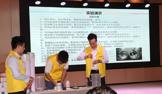 　工作人员现场测试辛尔雅阻垢材料