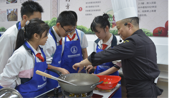 顺德名厨在顺德红旗中学实训基地上烹饪课