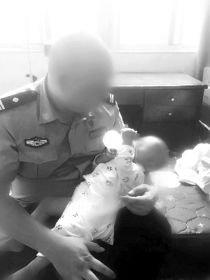 警官“大峰”照顾嫌疑人的孩子。信息时报记者 萧嘉宁 摄