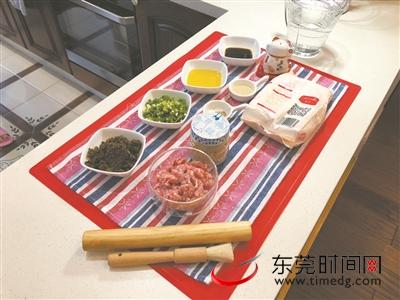 做烧饼要用的食材和工具东莞时报记者 李梦颖 摄