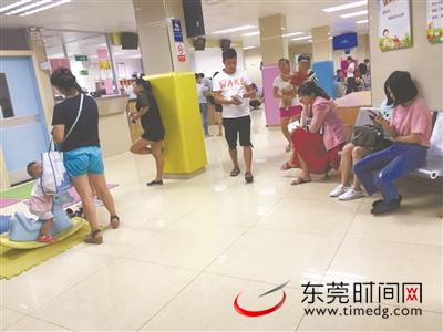 前天，南城西平社区卫生中心，不少家长带着孩子来打疫苗 记者 李春燕 摄