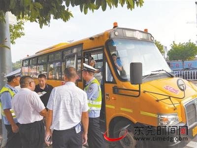 ▲开学第一天,交警检查校车安全 交警供图