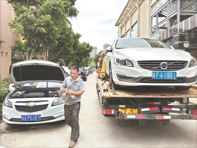 台风“山竹”引起江水倒灌，致番禺丽江花园多位业主爱车被浸，救援车将水浸车辆拖走修理。广报全媒体记者高鹤涛摄