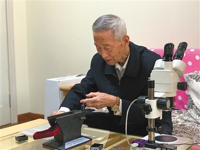 养老公寓内,崔道植正在进行枪弹痕迹检验。