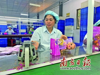 扶贫加工车间工人正在封装玩具盒。
