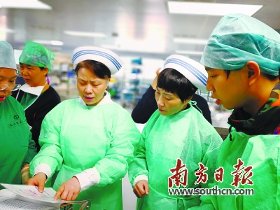成守珍(左二)在教学查房。