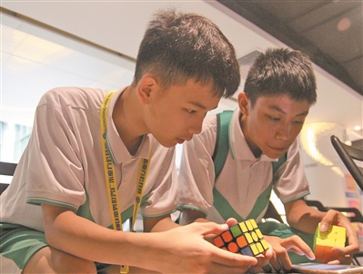 广州学生高手在比赛中。(廖艺 摄)