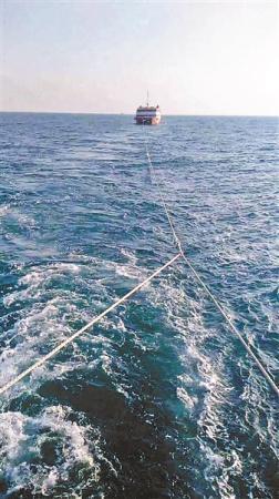 浙岱03158号渔船正在拖带无人游轮返回舟山