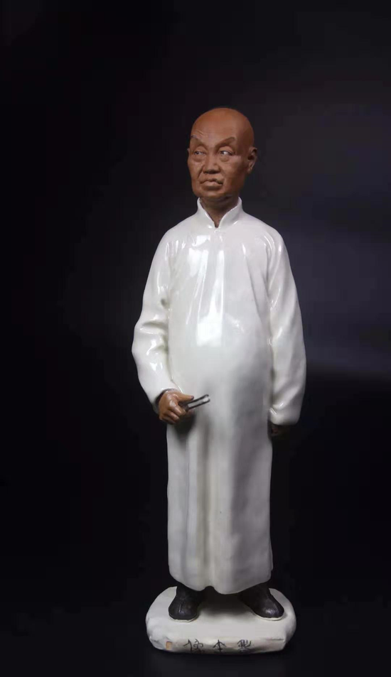 《吴昌硕立像》