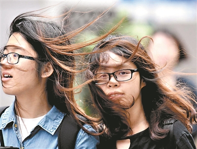 昨日天冷风大，外出市民添上外套。广州日报全媒体记者王维宣、黎旭阳摄