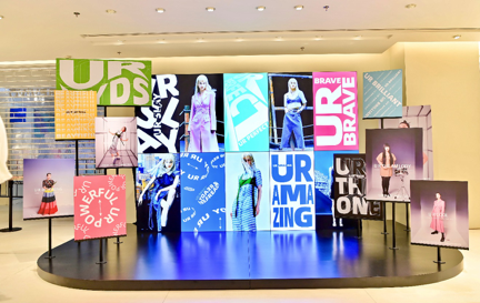 URBAN REVIVO 裙装上阵 UR THE ONE展示装置