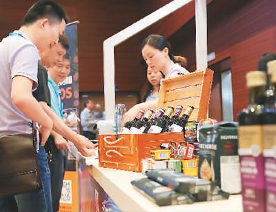 图为第四届中国(宁波)—中东欧国家投资贸易博览会上各国特色进口商品展销。章勇涛摄(人民视觉)