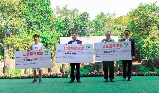 长隆动植物保护基金会为广东省候鸟“护飞行动”、云南白马雪山国家级自然保护区、广西大桂山国家级自然保护区瑶山鳄蜥保护进行捐赠,长隆动植物保护基金会理事长苏展航在现场捐赠了保护资金