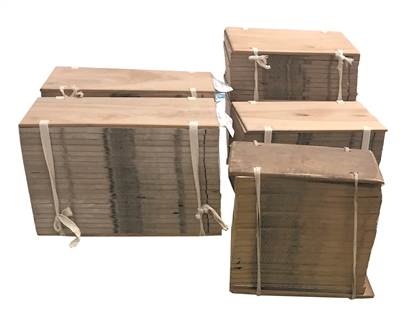 厚厚的古籍都用樟木夹板保护起来。