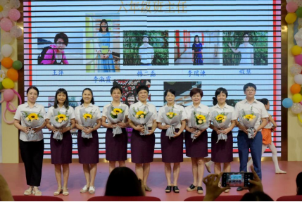 班主任老师获赠鲜花