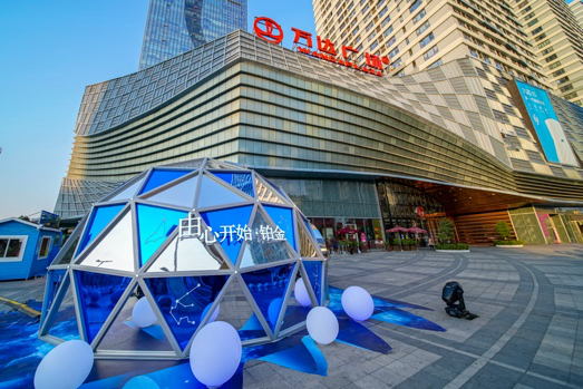 △佛山南海万达广场1号门外“铂金星球”