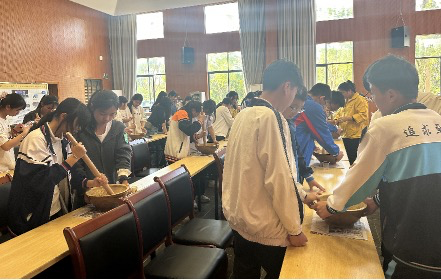 图示为:小学生参观英德市英红镇英德红茶产业并开展研学图