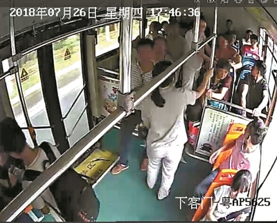 公交车上的视频监控录像显示，几十秒前的车厢里乘客很多，几十秒后就剩下母婴二人。