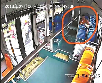 公交车上的视频监控录像显示，几十秒前的车厢里乘客很多，几十秒后就剩下母婴二人。