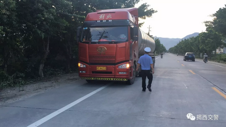 揭西交警夯实危化品运输车安全检查工作