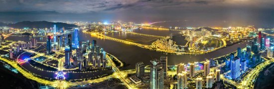 图片摄于珠海湾仔,右上方是澳门特区行政区,左下方是横琴粤澳深度合作区。)
