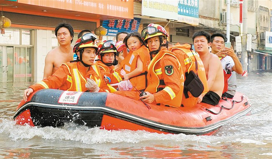 ▲潮阳救灾现场。　　◀救援人员用橡皮艇救出受灾群众。