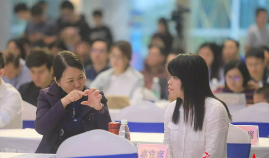 来自二十六中办公室的林丹妮老师(右),她是一名听障人士,但却用画笔为这次的亚洲美食节增添色彩。今天她也来到了现场。
