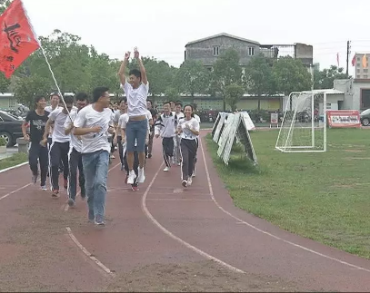 高考结束 普宁一群学生冒雨惜别的情景让人心