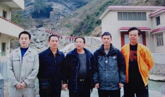 2008年，叶建平（中）赴韶关参加支援抗冰抢修复电时与同事合影。
