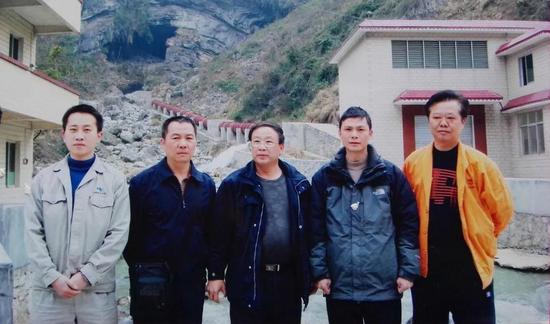 2008年,叶建平(中)赴韶关参加支援抗冰抢修复电时与同事合影。