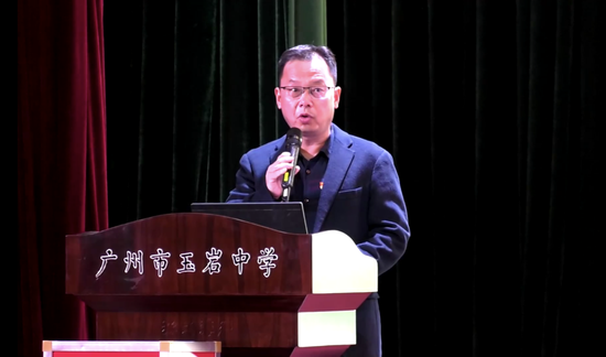 玉岩中学熊峰副校长致欢迎词