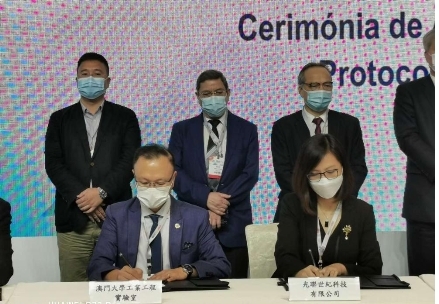 双方签约代表:光联世纪科技有限公司总经理 黄桂玲(右四)、澳门大学工业工程实验室 教授黄承发(左)