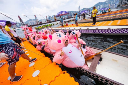 玩味十足的特色造型“扮嘢大赛”每年都为观众带来欢乐氛围。(图源:香港旅游发展局)
