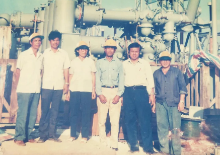 1984年，汤显洲在深圳110千伏罗湖变电站。